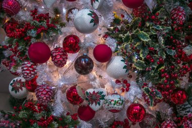 Beyaz ve kırmızı topları ile Noel ağacı