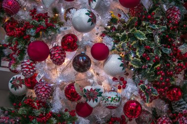 Noel arka plan beyaz ve kırmızı topları ile