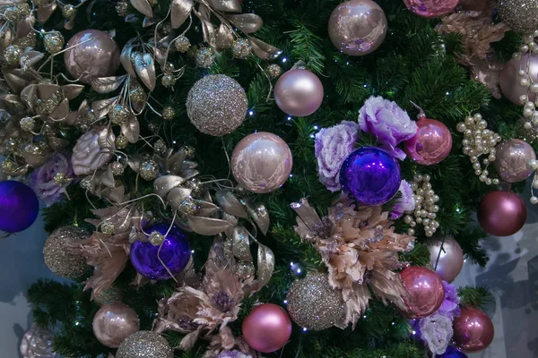 Árvore de Natal com bolas rosa e violeta — Fotografia de Stock