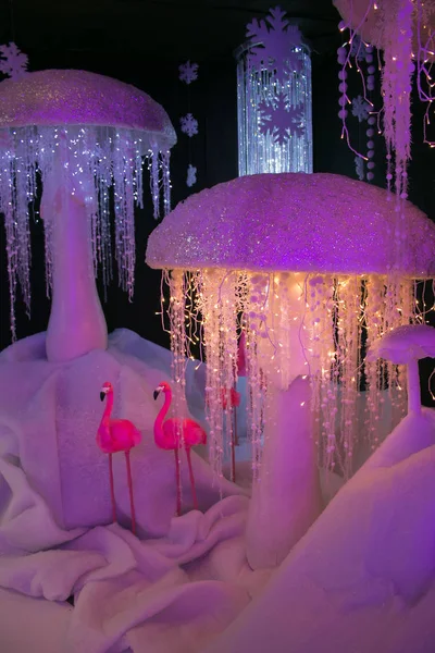 Decorações de Natal com cogumelos iluminados e flamingo — Fotografia de Stock
