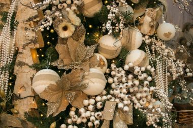 Noel ağacı topları, baykuş ve sincap ile dekore edilmiş