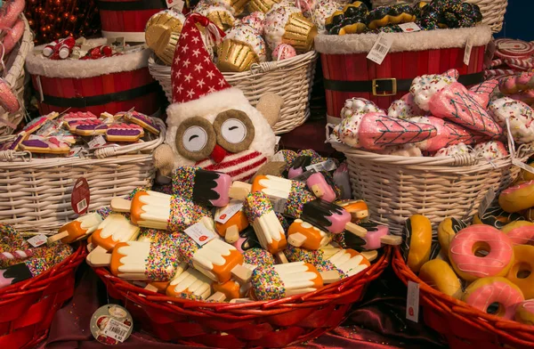 SANT 'ELPIDIO A jalá, ITALIA - 30 DE OCTUBRE DE 2017: Búho con sombrero de santa en la cesta con pastel en el interior de la tienda de Navidad en Sant' Elpidio a Mare — Foto de Stock