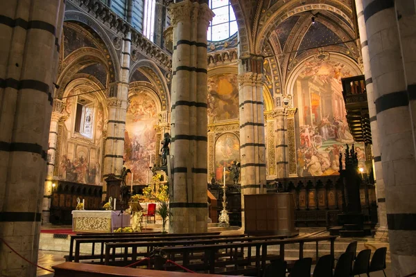 SIENA, ITALIA - 1 DE NOVIEMBRE DE 2017: Hermoso interior de la catedral de Siena en Toscana — Foto de Stock