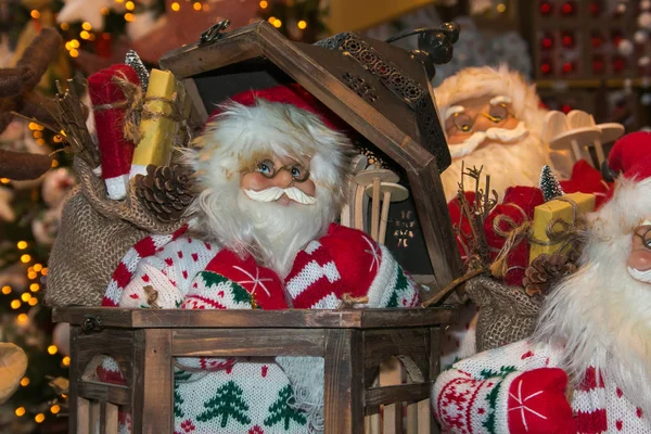 Игрушка Санта-Клауса с рождественскими огнями на заднем плане — стоковое фото