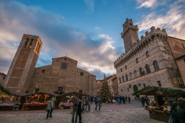 Montepulciano, İtalya - 18 Kasım 2017: Ana Meydanı, Montepulciano piyasa ile Noel zamanda