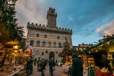 Montepulciano, İtalya - 18 Kasım 2017: Belgili tanımlık Noel çarşı içinde Montepulciano tarihi merkezi büyük xmas ağacı ile büyülü atmosferinin
