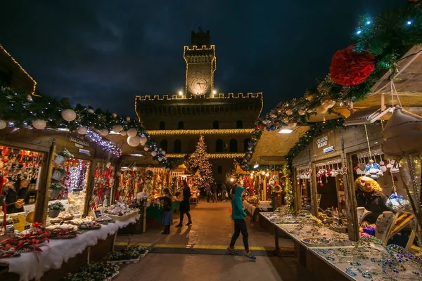 MONTEPULCIANO, ITALIA - 18 NOVEMBRE 2017: Mercatino di Natale e albero di notte nel centro storico di Montepulciano borgo medievale — Foto Stock