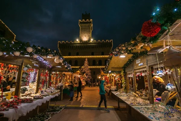 Montepulciano, İtalya - 18 Kasım 2017: Noel pazarı ve ağaç gece Montepulciano tarihi merkezi ortaçağ köyü