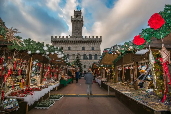 Όμορφη Χριστουγεννιάτικη αγορά στην κεντρική πλατεία του Montepulciano, Τοσκάνη, Ιταλία — Φωτογραφία Αρχείου