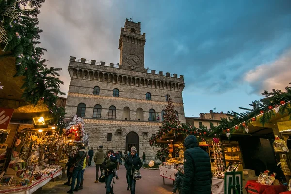 Μοντεπουλτσιάνο, Ιταλία - 18 Νοεμβρίου 2017: Μαγεμένο ατμόσφαιρα η Χριστουγεννιάτικη αγορά για το ιστορικό κέντρο του Montepulciano, με μεγάλο χριστουγεννιάτικο δέντρο — Φωτογραφία Αρχείου
