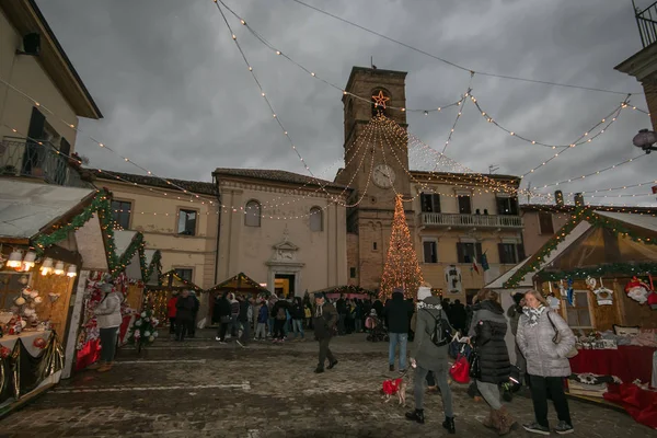 Mombaroccio Ιταλία Δεκεμβρίου 2017 Όμορφη Χριστουγεννιάτικη Αγορά Στην Κεντρική Πλατεία — Φωτογραφία Αρχείου