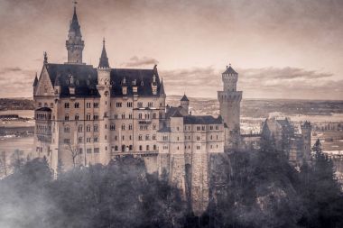 Mystique inanılmaz sahne Neuschwanstein Şatosu sis, Romanesk Revival Saray Kral Ludwig II üzerinde sağlam bir uçurum yakın Fussen, güneybatı Bavaria, Almanya için inşa ve tamamen büyülenmiş