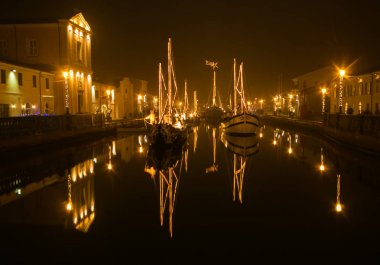 Cesenatico, İtalya - 6 Ocak 2018: Noel doğum sahnesi teknelerde, büyülü atmosferini Cesenatico, Emilia-Romagna, İtalya