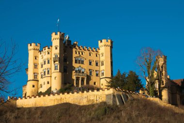 Hohenschwangau Castle (schloss) mavi gökyüzü, Bavyera, Almanya ile kış gününde