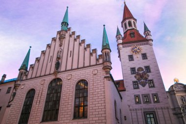 Münih eski Belediye Binası yakınındaki Marienplatz kent gece karanlığında, Almanya