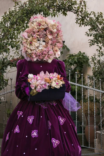 意大利菲波奇的卡斯蒂格翁 2018年1月28日 紫罗兰色狂欢节面具的肖像 头上有皇冠花和花束 — 图库照片