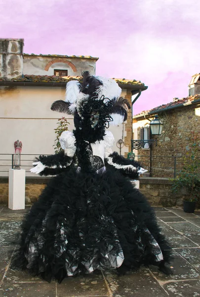 意大利卡斯蒂吉翁菲波奇 2018年1月28日 优雅的女人 在日落时穿着黑色和白色的狂欢节服装 — 图库照片