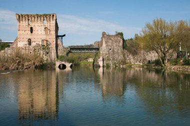 Ünlü Visconteo köprüde Borghetto sul Mincio ortaçağ köyü, İtalya
