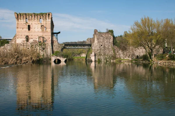 Słynnego Mostu Visconteo Borghetto Sul Mincio Średniowiecznego Miasteczka Włochy — Zdjęcie stockowe