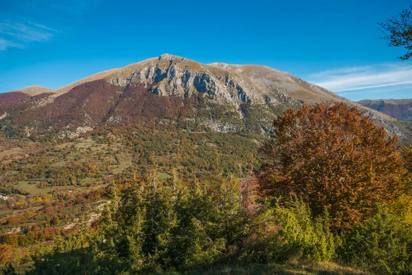 Υψηλό Βουνό Στο Πάρκο Του Αμπρούτσο Την Ημέρα Του Φθινοπώρου — Φωτογραφία Αρχείου
