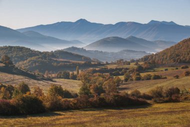 Monteleone di Spoleto Ortaçağ köyünün sonbahar günü sisli sabah manzarası