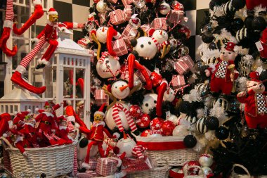 Sant 'Elpidio A Mare, İtalya - 4 Kasım 2019: Sant' Elpidio a Mare, İtalya 'nın merkezinde Xmas ağacı ve süslemeleri bulunan harika bir Noel mağazası