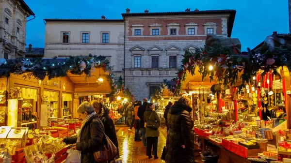 Montepulciano Itália Novembro 2019 Pessoas Felizes Fazendo Compras Famoso Mercado — Fotografia de Stock
