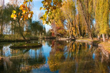 İtalya 'nın umbria bölgesinde sonbahar gölü manzarası