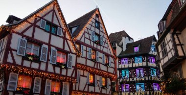 Colmar, Fransa - Geleneksel Alsaslı yarı keresteli evler Alsace 'de Noel süslemeli evler