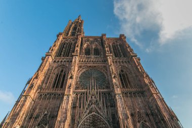 Strasbourg, Fransa: Strasbourg 'daki Meryem Katedrali (Notre Dame) aynı zamanda Strasbourg Papazı olarak da bilinen bir Roma Katolik katedrali, 11761439 yılları arasında inşa edilmiştir.