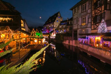 Colmar, Fransa - 1 Aralık 2019: Zencefilli kurabiye evleri, Avrupa 'da ünlü olan yerel zanaatkarların Noel süslemelerini ekliyor