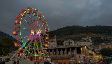 Gubbio, İtalya - 14 Aralık 2019: Gubbio 'nun ortaçağ merkezinde Noel zamanı, Umbria
