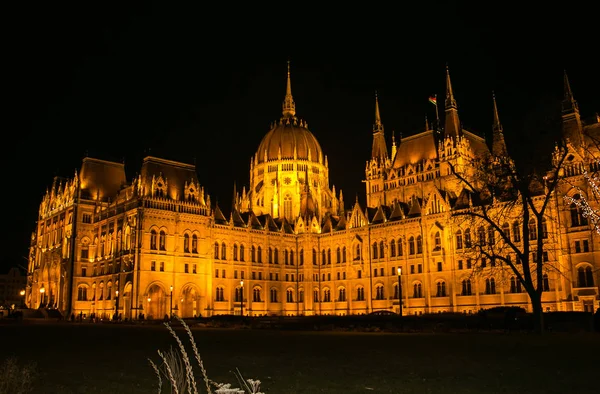 Νυχτερινή Θέα Φωτισμένο Κτίριο Του Ουγγρικού Κοινοβουλίου Στη Βουδαπέστη — Φωτογραφία Αρχείου