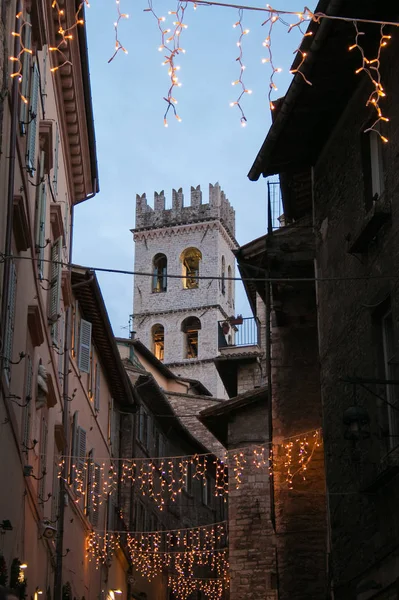 Χριστουγεννιάτικα Φώτα Στο Μεσαιωνικό Δρόμο Της Ασίζης Ουμβρία — Φωτογραφία Αρχείου