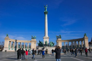 Budapeşte, Macaristan - 1 Ocak 2020: Macaristan 'ın büyük Budapeşte Kahramanlar Meydanı' ndaki Milenyum Anıtı
