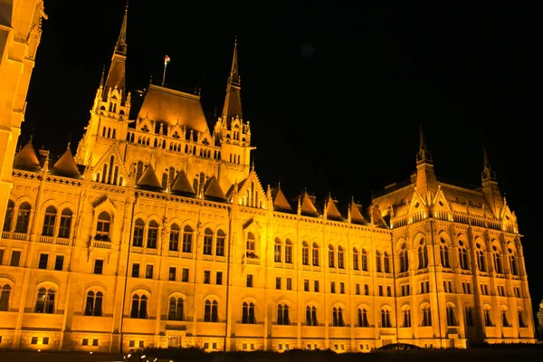 Megvilágított Budapesti Parlamenti Épület Éjjel — Stock Fotó