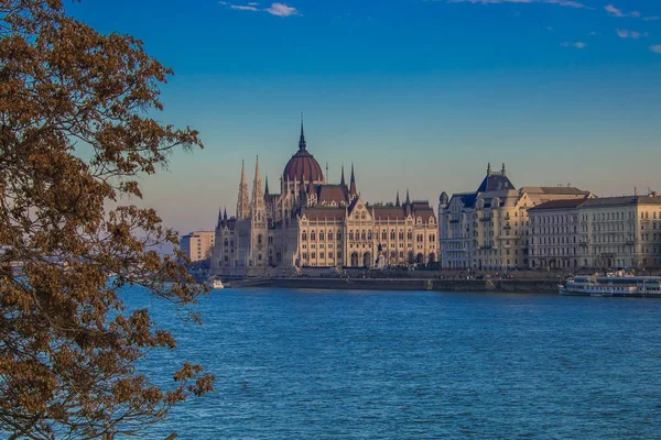 Gyönyörű Panorámás Kilátás Parlamentre Duna Partra — Stock Fotó