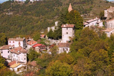 Sonbahar mevsiminde Pietracamela köyü manzarası, Abruzzo