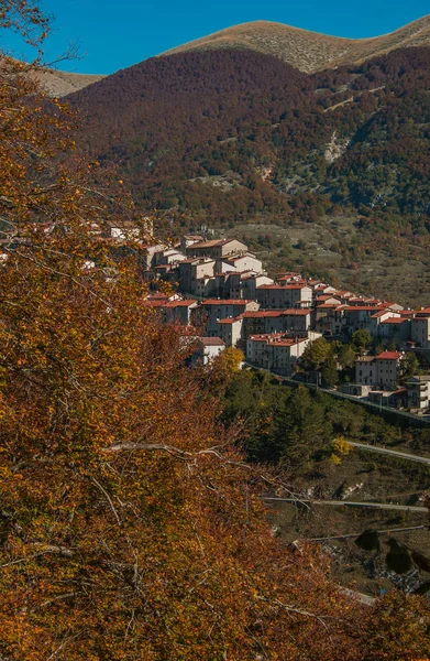 Jesienny Widok Opi Małe Miasteczko Położone Wewnątrz Abruzji Parku Narodowego — Zdjęcie stockowe