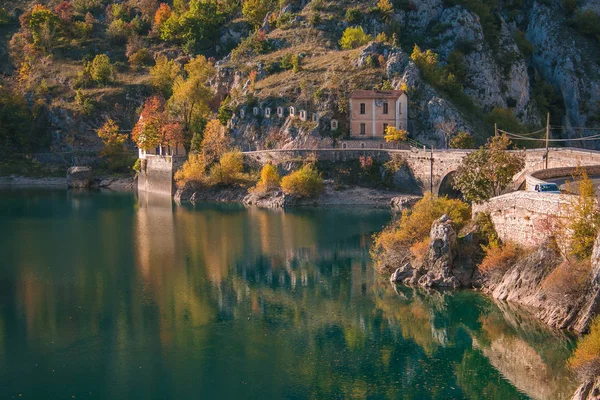 Autumn View Lake San Domenico Municipality Villalago Province Aquila Абруццо — стоковое фото