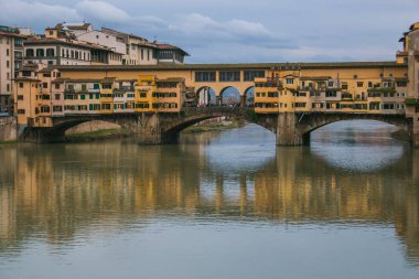 Tarihi Ponte Vecchio manzarası kış mevsiminde Arno Nehri 'nde muhteşem yansımalarla Floransa, Toskana, İtalya