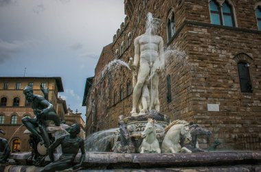 Florence, İtalya - 19 Aralık 2019: İtalya 'nın Floransa kenti Piazza della Signoria' daki Fountain Neptün 'ün görüntüsü. Floransa 'nın ana simgelerinden biri.