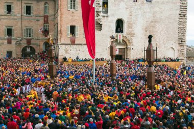 Gubbio, İtalya - 15 Mayıs 2017: Corsa dei Ceri 'nin görüntüsü veya Gubbio Meydanı' ndaki mum yarışı (Piazza della Signoria) birçok turistle