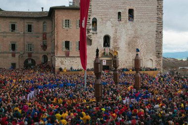 Gubbio, İtalya - 15 Mayıs 2017: Corsa dei Ceri 'nin ya da mum yarışının görüntüsü her yıl 15 Mayıs' ta, Gubbio kasabasındaki azize Aziz Ubaldo 'nun ziyafetinin arifesinde gerçekleşir.