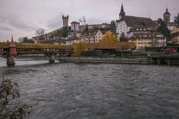 Γέφυρα Spreuer Spreuerbrcke Πάνω Από Τον Ποταμό Reuss Μεσαιωνικό Τείχος — Φωτογραφία Αρχείου