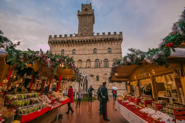 Montepulciano Ιταλία Νοεμβρίου 2019 Παραδοσιακό Χριστουγεννιάτικο Παζάρι Στην Κεντρική Πλατεία — Φωτογραφία Αρχείου