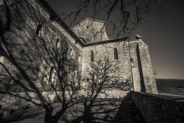 Chiusdino, İtalya - 8 Şubat 2020: San Galgano Abbey, Chiusdino 'nun dışındaki şubelerin gölgeleri