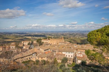 San Gimignano 'nun panoramik manzaralı ortaçağ kasabası Tuscany' de kış günü