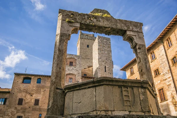 Dettaglio Pozzo Nella Piazza Della Cisterna San Gimignano Siena Toscana — Foto Stock