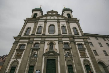 Lucerne, İsviçre - 1 Aralık 2019: İsviçre 'nin tarihi merkezi Lucerne' de Saint Francis Xavier Cizvit Kilisesi Cephesi